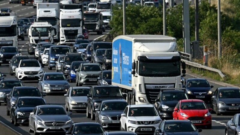 Stau auf einer Autobahn nahe London (Bild: APA/AFP/JUSTIN TALLIS)