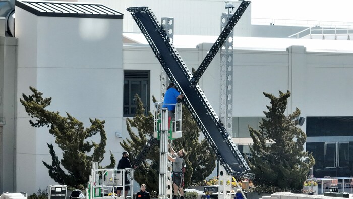 Für den Aufbau des gigantischen X fehlte Elon Musk die behördliche Genehmigung.