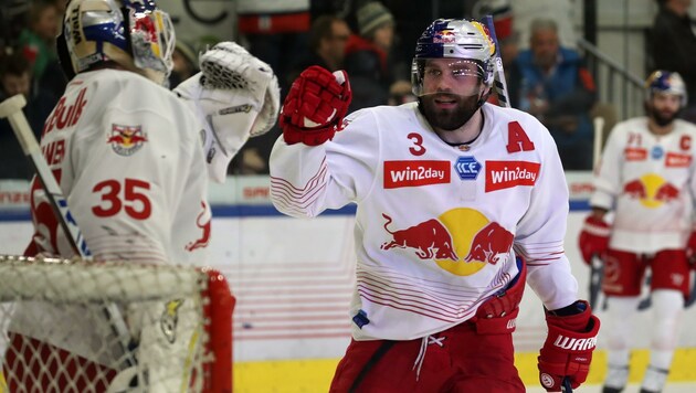 Bei Peter Schneider (re.) und den Bulls ist der Fokus wieder ganz auf Eishockey gerichtet. (Bild: Tröster Andreas)