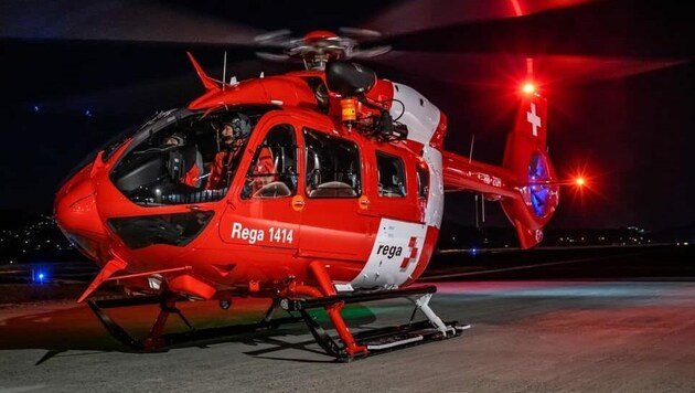 Ein nachtflugtauglicher Helikopter der Schweizer REGA musste den Mann in die auf Brandverletzungen spezialisierte Klinik im bayrischen Murnau fliegen. (Bild: Rega)