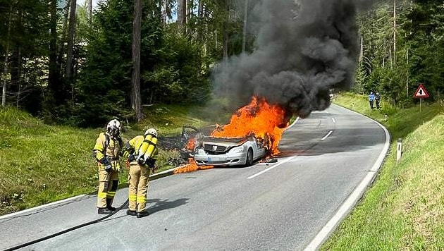 Beim Eintreffen der Feuerwehr stand der Wagen in Vollbrand. (Bild: zeitungsfoto.at/Liebl Daniel)