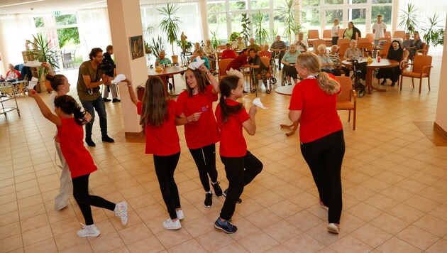 Die Kinder begeistern die Senioren in Oberalm mit Tänzen aus ihren Heimatländern (Bild: Tschepp Markus)