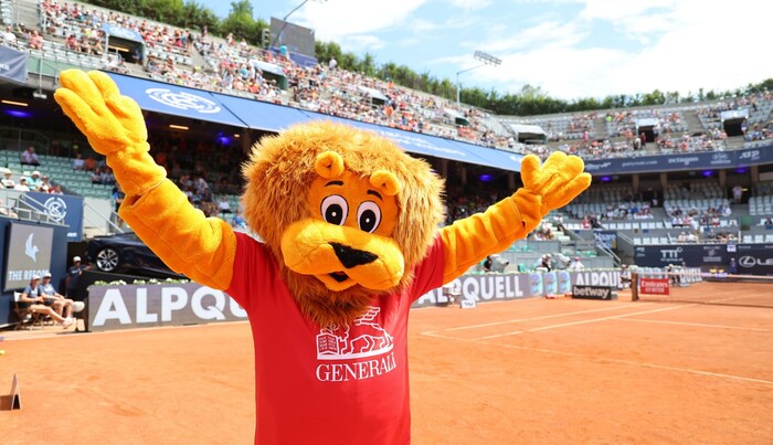 „Flöwi“ unterhält Groß und Klein im Stadion und davor.
