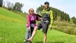 Mit Mama Gertrude ging Johannes Kronegger als Generalprobe für den Trip samt voller Ausrüstung den Johannesweg (84 km) im Mühlviertel. (Bild: Dostal Harald)