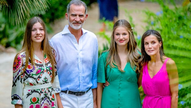 König Felipe posiert mit seiner Frau, Königin Letizia, und den Töchtern Prinzessin Sofia (l.) und Kronprinzessin Leonor (r.) (Bild: Royal Press Europe / Action Press / picturedesk.com)