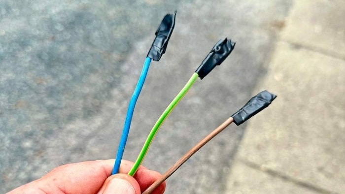 Mit den durchtrennten Drähten eines Elektrokabels wollte der Mann seiner Frau wohl einen ...