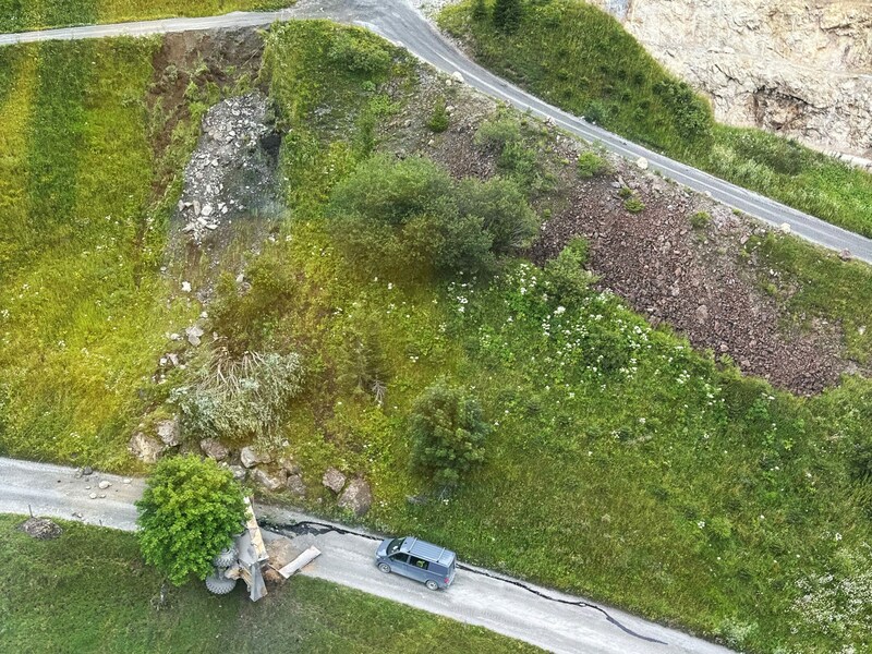 Der Muldenkipper stürzte über diesen Abhang. (Bild: zoom.tirol)