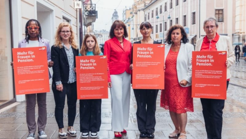 Eva-Maria Holzleitner, Renate Heitz und Birgit Gerstorfer (vlnr, ohne Plakate) mit Mitstreiterinnen. (Bild: MecGreenie Production OG)