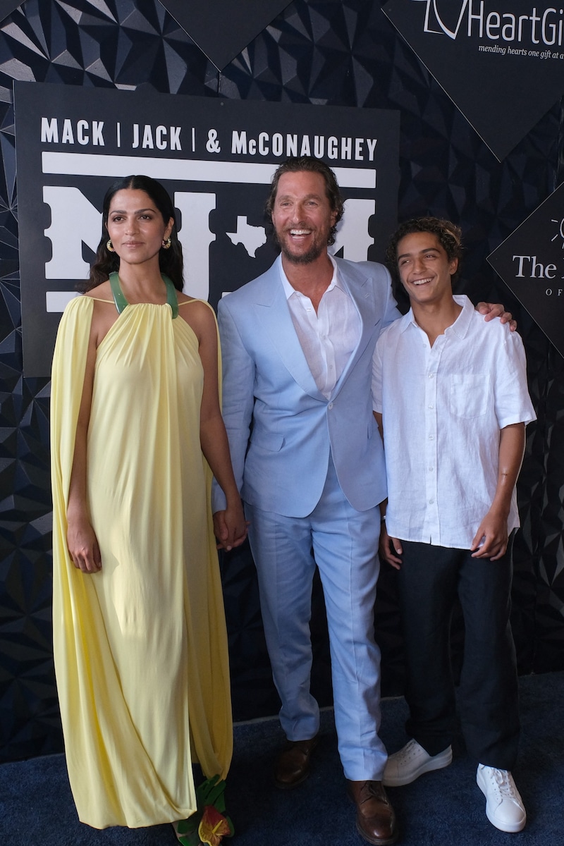 Matthew McConaughey mit seiner Frau Camila Alves und dem gemeinsamen, ältesten Sohn Levi (Bild: APA/Getty Images via AFP/GETTY IMAGES/Hubert Vestil)