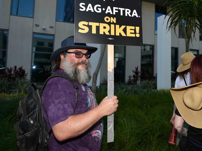 Jack Black demonstriert mit anderen Schauspielern vor den Netflix-Studios. (Bild: APA/Richard Shotwell/Invision/AP)