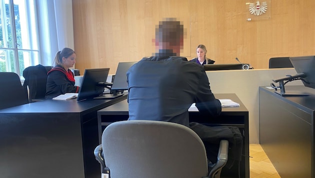 Der Angeklagte bemühte sich, die Drohung zu bagatellisieren. (Bild: Chantall Dorn, Krone KREATIV)