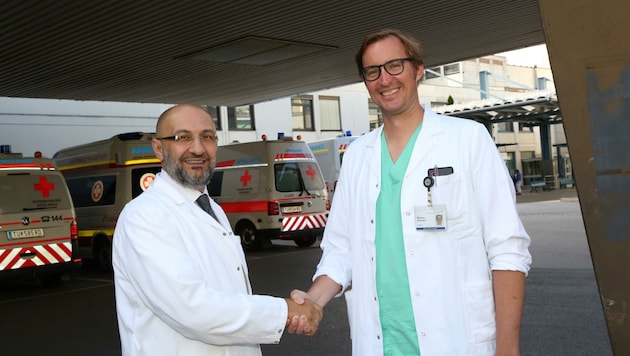 Spitalschef Ojan Assadian (li.) wünscht Oberarzt Dr. Markus Ammann viel Erfolg. (Bild: Horvath Helmut)