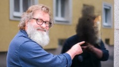 Künstler Peter Androsch zeigt seine besprayte Auslage (Bild: Horst Einöder/Flashpictures)