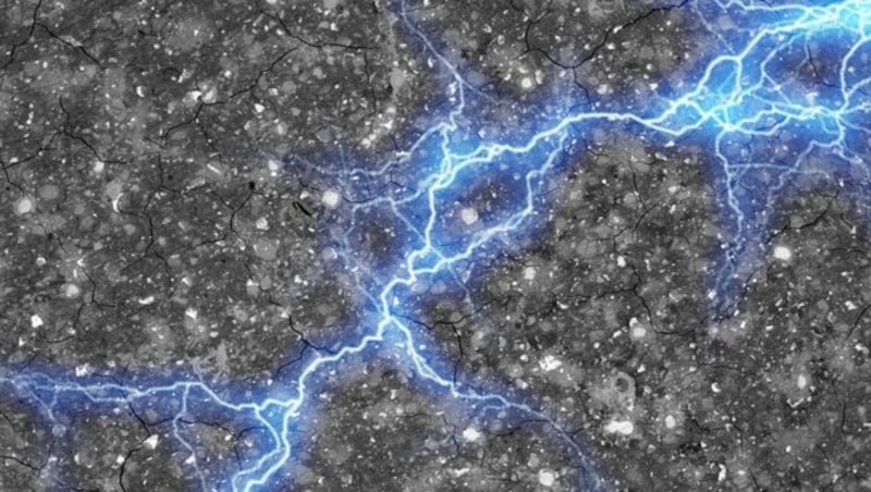 Die Wissenschaftler haben einen „Superkondensator“ aus alten, reichlich vorhandenen Materialien entwickelt, der große Mengen an Energie speichern kann. (Bild: PNAS/MIT)