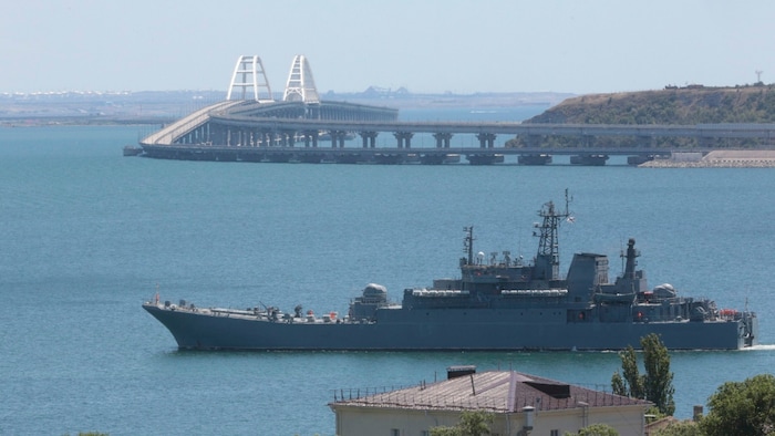 Ein russisches Kriegsschiff nahe der Krim-Brücke
