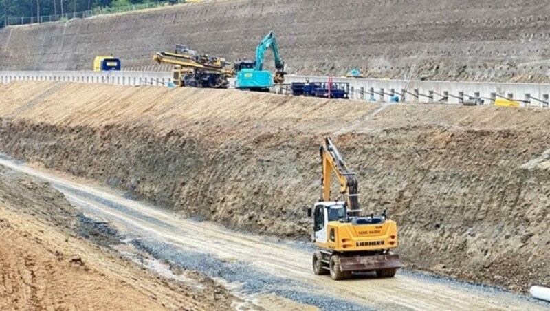 Auch beim Ost-Abschnitt laufen die Arbeiten auf Hochtouren (Bild: Schulter Christian)