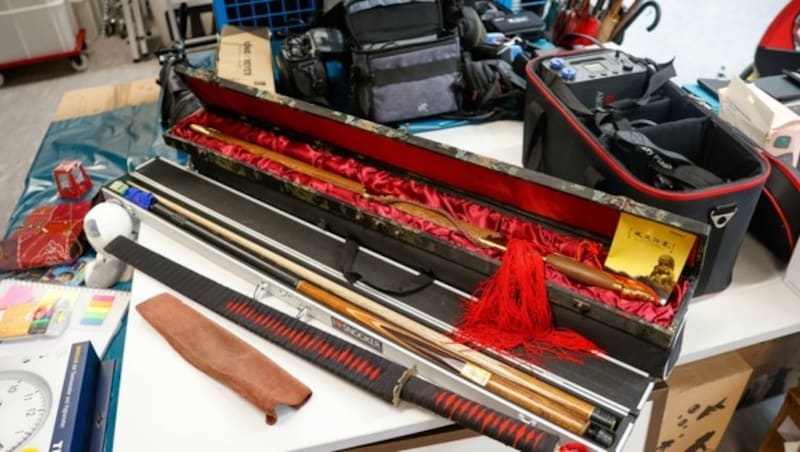 Zwei Samurai-Schwerter, ein Snooker-Köö - sie warten auf einen neuen Besitzer (Bild: Tschepp Markus)