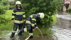 Straßen und Keller waren überflutet, auch Kanalschächte mussten ausgepumpt werden. (Bild: Thomas Zeiler)