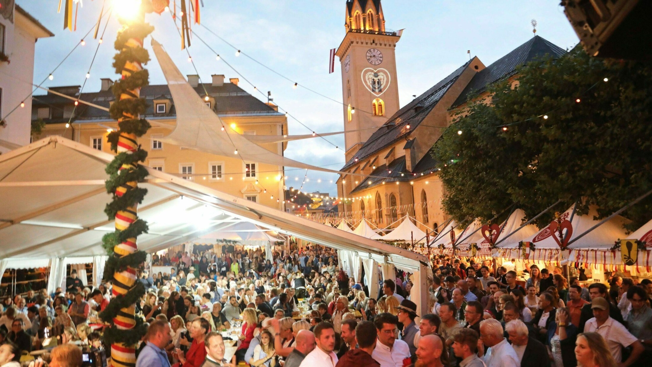 Mega-Stimmung am Rathausplatz. (Bild: Rojsek-Wiedergut Uta) Mega-Stimmung am Rathausplatz. (Bild: Rojsek-Wiedergut Uta)