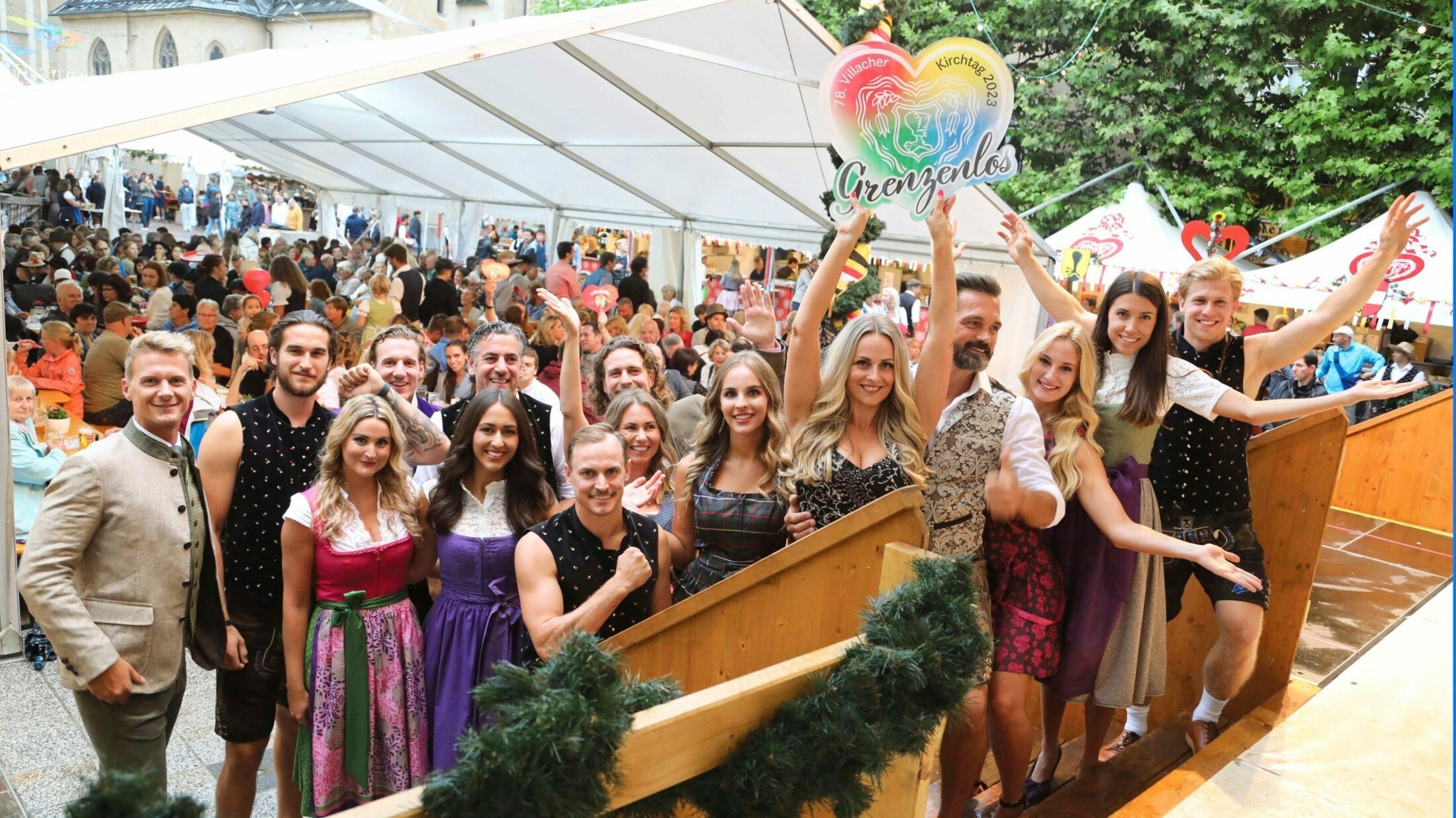 Die feschen Teilnehmer der Trachten-Modeshow. (Bild: Rojsek-Wiedergut Uta) Die feschen Teilnehmer der Trachten-Modeshow. (Bild: Rojsek-Wiedergut Uta)