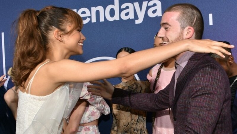 Angus Cloud, den sie hier bei der Los-Angeles-Premiere von Euphoria umarmt, war wie ein Bruder für Zendaya. (Bild: APA/AFP/Chris Delmas)