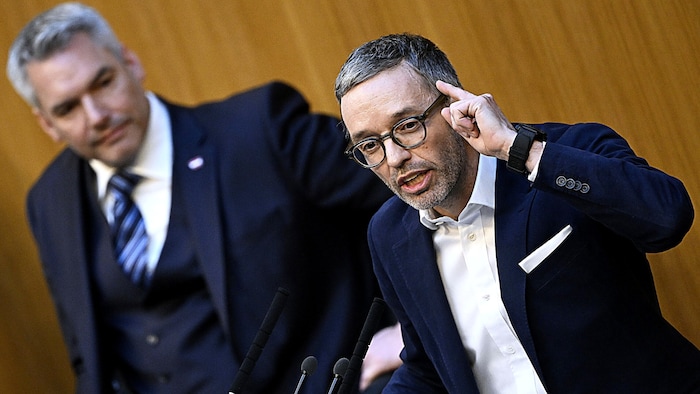 Herbert Kickl (re.) überschreitet Nehammers rote Linien.