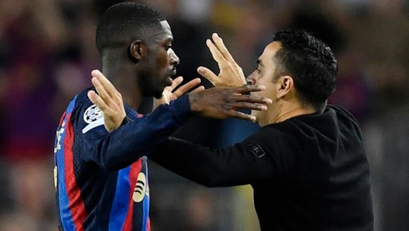 Ousmane Dembele (l.) und Xavi (Bild: APA/AFP/Pau BARRENA)