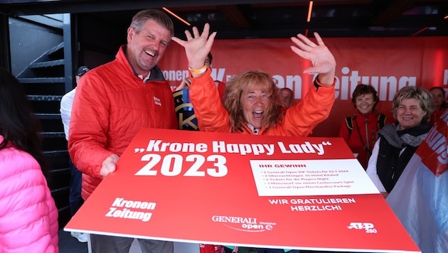 Die überglückliche Gewinnerin des „Krone Happy Lady”-Gewinnspiels, Anna Elisabeth Hauser mit „Tiroler Krone”-Chefredakteur Claus Meinert. (Bild: Birbaumer Christof)