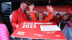 Die überglückliche Gewinnerin des „Krone Happy Lady”-Gewinnspiels, Anna Elisabeth Hauser mit „Tiroler Krone”-Chefredakteur Claus Meinert. (Bild: Birbaumer Christof)
