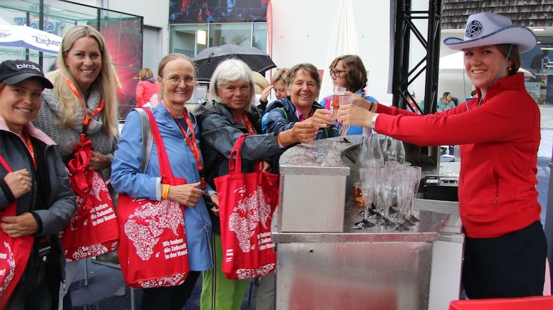 Genossen den kostenlosen Sekt an der Bar: die Damen der Turnerschaft Innsbruck. (Bild: HMC Hammann)