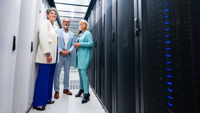 ISPA-Vizepräsidentin Natalie Segur-Cabanac (links) und Verteidigungsministerin Klaudia Tanner (rechts) in einem Server-Raum des Bundesministeriums für Landesverteidigung