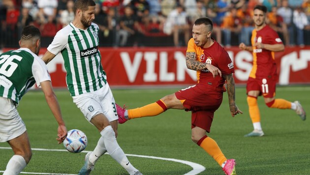 Im Hinspiel trennte sich Stipe Vucur (li.) und Zalgiris von Galatasaray (Angeliño) mit 2:2. (Bild: Mindaugas Kulbis)