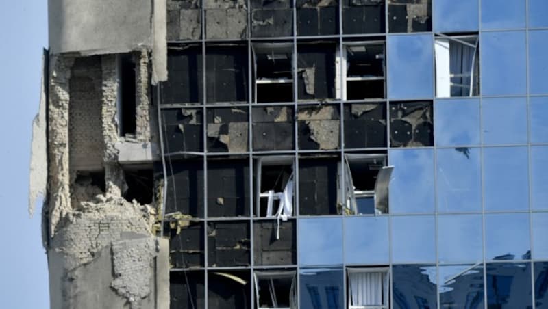 Dieses Hochhaus in Kiew wurde bei dem nächtlichen russischen Angriff stark beschädigt. (Bild: AFP)