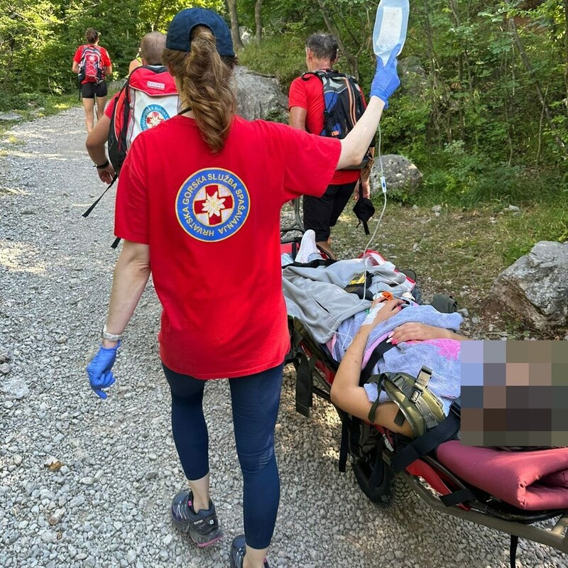 Die Geburt verlief zum Glück ohne größere Komplikationen - die frischgebackenen Eltern sind dennoch unter Schock. (Bild: facebook.com/Hrvatska Gorska Služba Spašavanja, Krone KREATIV)