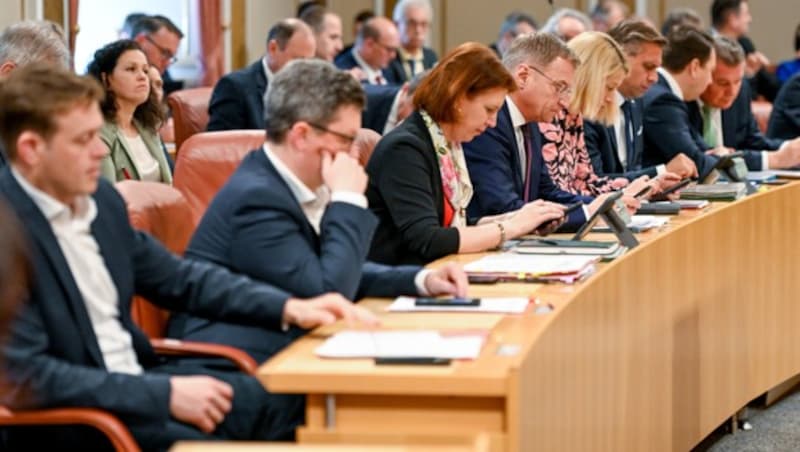 Regierungsbank im Linzer Landhaus (Bild: © Harald Dostal / 2023)