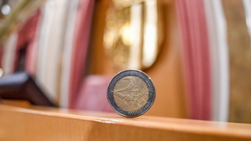 Symbolische Euromünze im Linzer Landtag (Bild: © Harald Dostal / 2022)