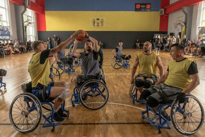 Veteranen der ukrainischen Armee während eines Basketball-Trainings der Nationalmannschaft in ...