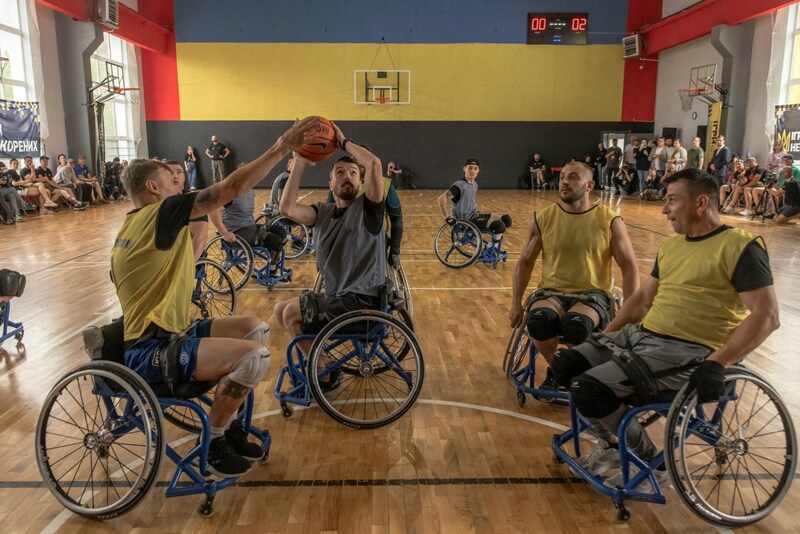 Veteranen der ukrainischen Armee während eines Basketball-Trainings der Nationalmannschaft in Kiew, vor ihrer Teilnahme an den Invictus Games 2023 im September in Düsseldorf. (Bild: APA/AFP/Roman PILIPEY)