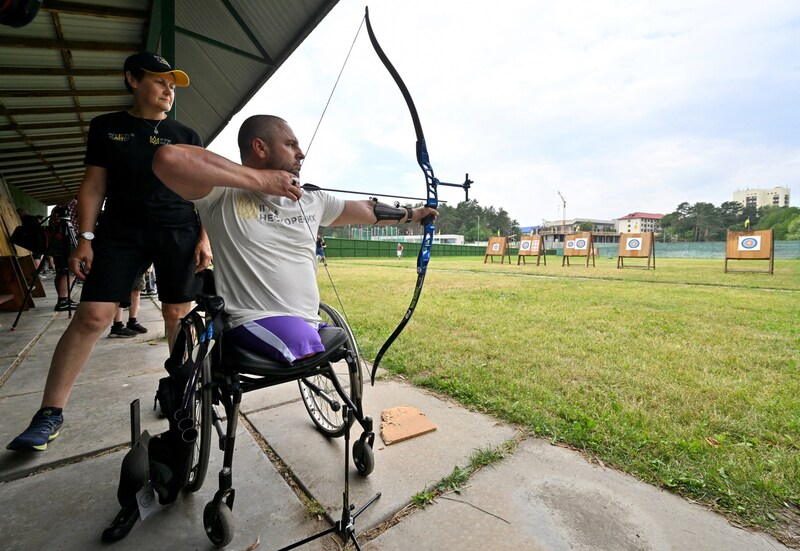 Ein Sportler trainiert hier mit seinem Coach für den anstehenden Wettbewerb. (Bild: APA/AFP/Sergei SUPINSKY)