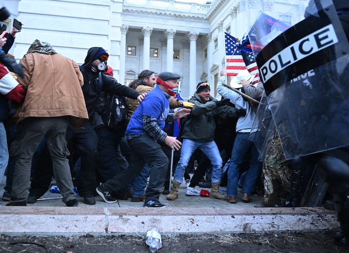 Bei dem Angriff der Trump-Anhänger auf das Kapitol wurde ein Polizist getötet und 140 ...