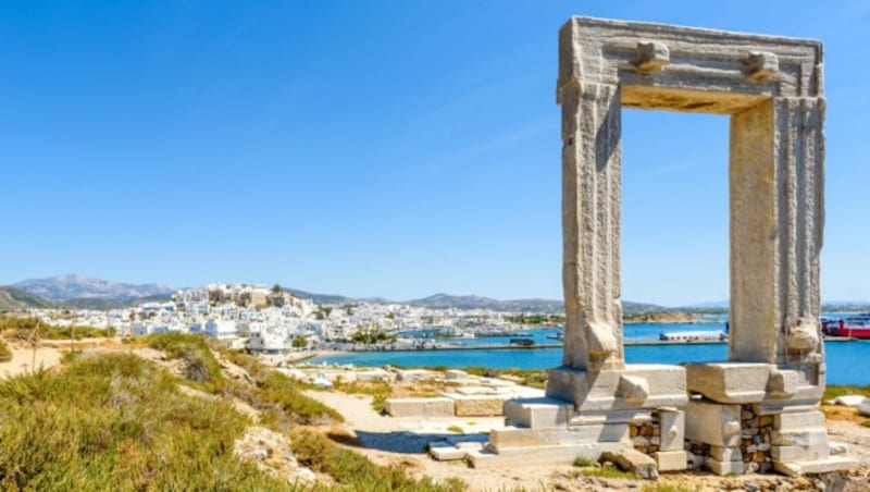 Die Portara, ein auf einem Hügel gelegener Steinbogen aus dem 6. Jahrhundert, ist das Wahrzeichen der Stadt Naxos. (Bild: Bozena Pisarska)