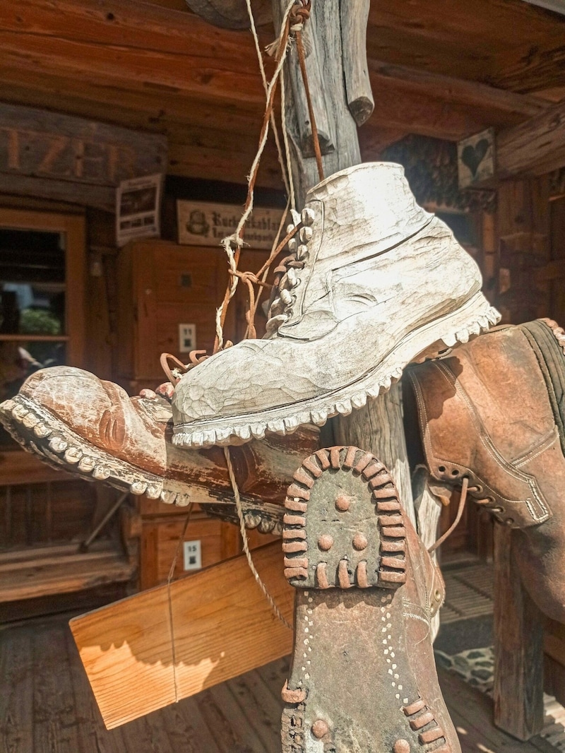 Handgemacht: Schuhe im Holzmuseum (Bild: EBV)