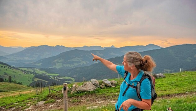Wanderführerin Sonja erklärt mit Begeisterung jeden Berg und jede Pflanze am Weg! (Bild: (c)2022 http:\mussil.eu)
