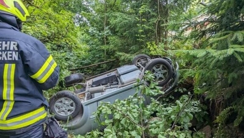 15 Feuerwehrleute rückten mit drei Einsatzfahrzeugen zur Unfallstelle aus. (Bild: Freiwillige Feuerwehr Bad Mühllacken)