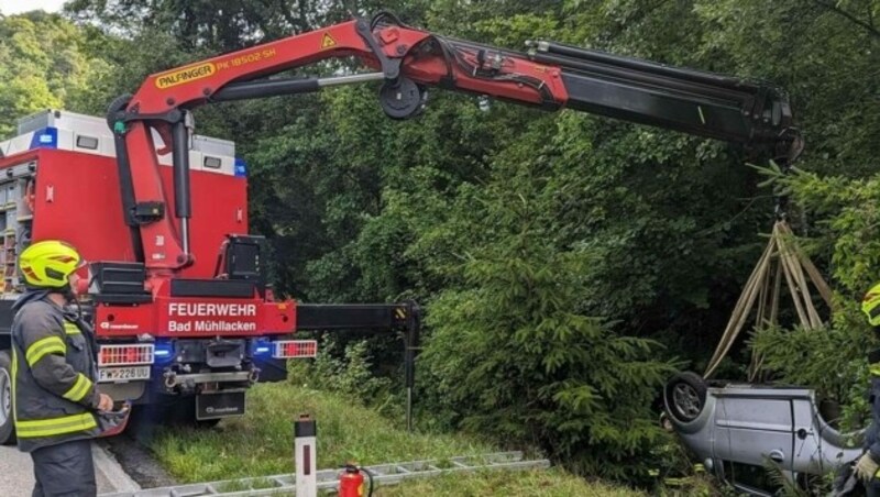 Das Mopedauto wurde von der Feuerwehr Bad Mühllacken mittels eines Krans aus dem Tiefenbach geholt. (Bild: Freiwillige Feuerwehr Bad Mühllacken)