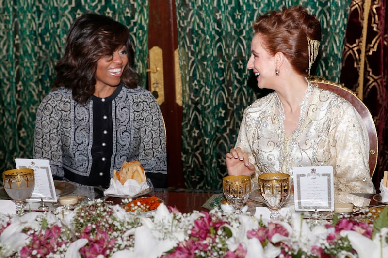 Sogar mit der ehemaligen First Lady der USA, Michelle Obama, unterhielt sich die Prinzessin prächtig. (Bild: Abdeljalil Bounhar / AP / picturedesk.com)