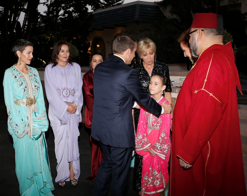 König Mohammed und seine Frau Lalla Salma empfingen Emmanuel Macron und seine Ehefrau Brigitte. Der französische Premierminister spricht hier gerade mit der 10-jährigen Lalla Khadija. (Bild: Abdeljalil Bounhar / AP / picturedesk.com)