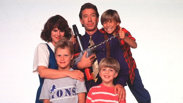 Patricia Richardson, Tim Allen, Jonathan Taylor Thomas, Zachery Ty Bryan (links vorne) und Taran Noah Smith in der Serie „Hör mal, wer da hämmert“. (Bild: mptv / picturedesk.com)