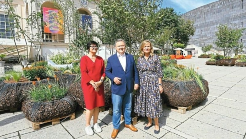 Bürgermeister Michael Ludwig (SPÖ) gab gemeinsam mit MQ-Direktorin Bettina Leidl und der Landschaftsplanerin Anna Detzelhofer den Startschuss. (Bild: Groh Klemens)