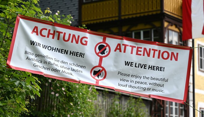 Das Plakat soll die Anrainer entlasten und die Touristen aufmerksam machen.
